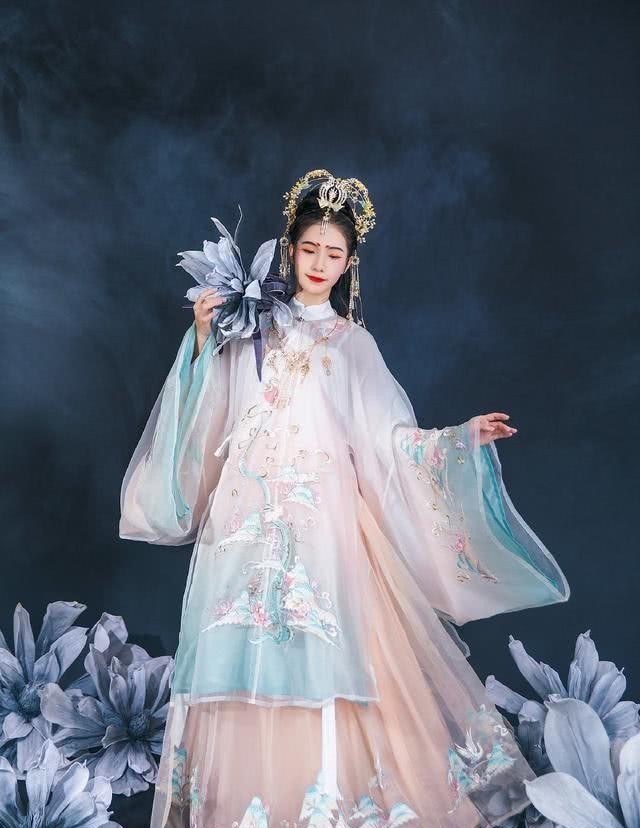 十里不愧为汉服女神!新汉服堪比“九尾”,又一款绝版汉服?