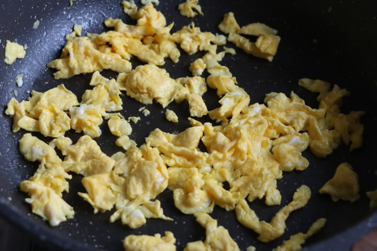 懒人|一把韭菜5斤饺子皮,做懒人早餐,比韭菜盒子好吃,一口气吃10个