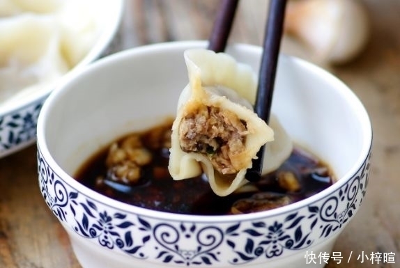 大厨多年经验告诉你，不管什么饺子，加上这两种“水”，鲜美多汁