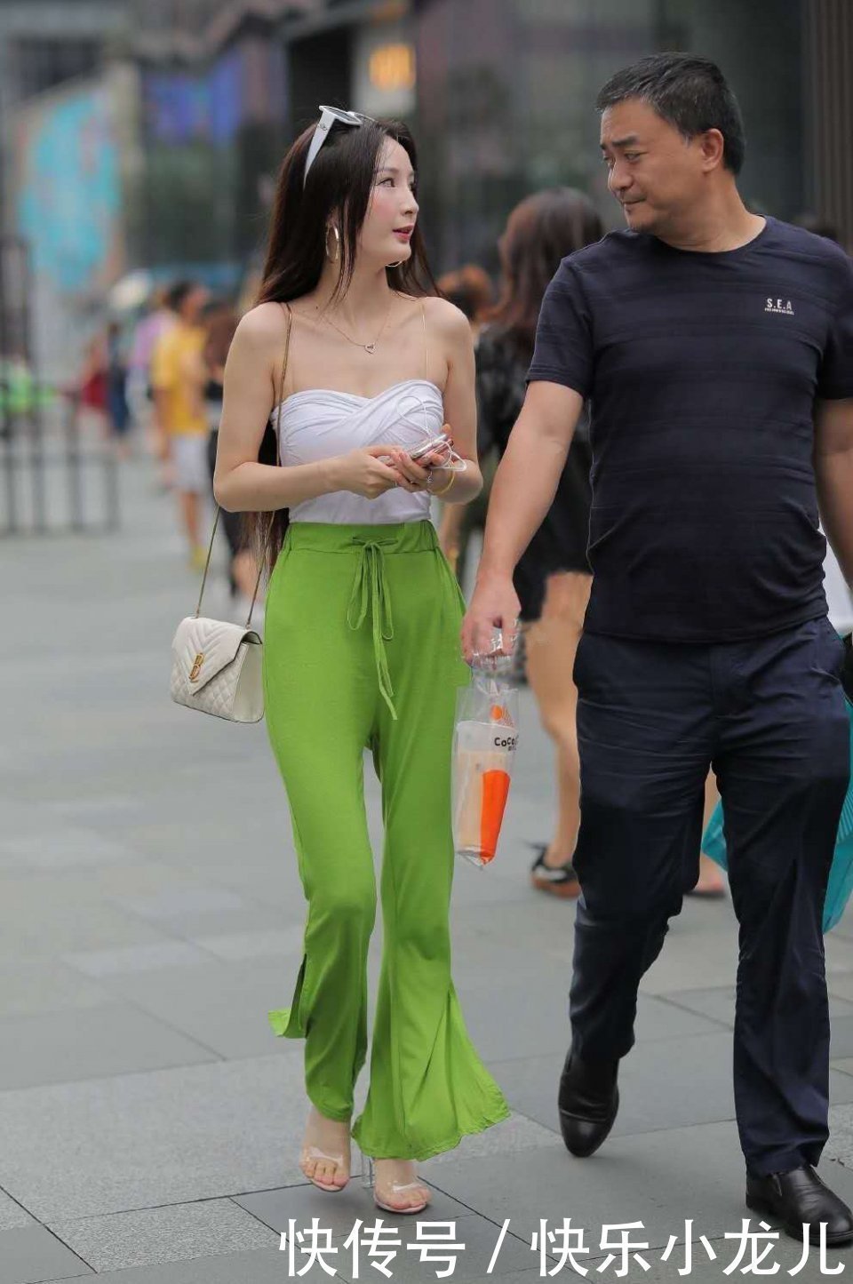 穿搭姑娘诗情画意,聪明范实足,文雅又魅惑