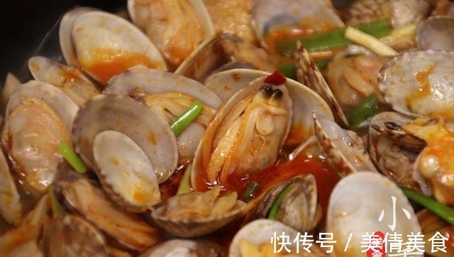 鲜香|1块豆腐,1把花蛤,锅中炖一炖,鲜香美味,出锅连汤都不剩