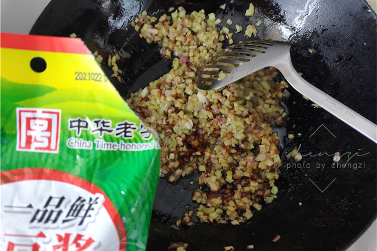 原来茄子馅包子如此好吃！鲜嫩多汁，好吃不油腻，给肉包子都不换