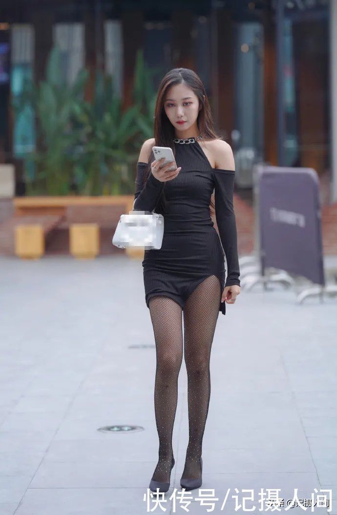 高跟鞋|街拍组图:女孩露肩裙搭配高跟鞋,挡不住的心动感觉
