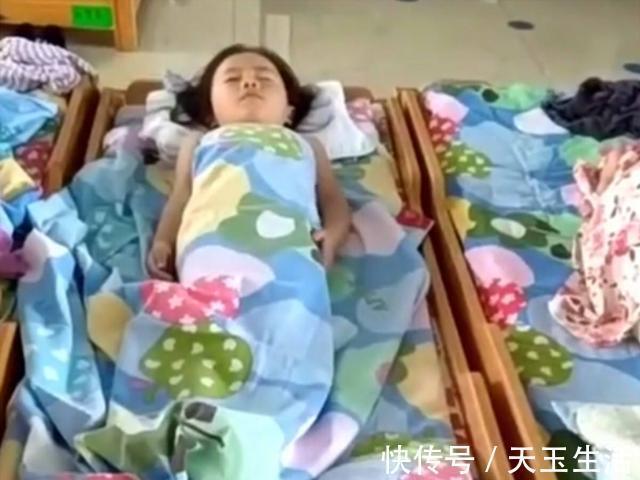 老师|女儿在幼儿园午睡，老师发给宝妈孩子的样子，妈妈看到就笑了