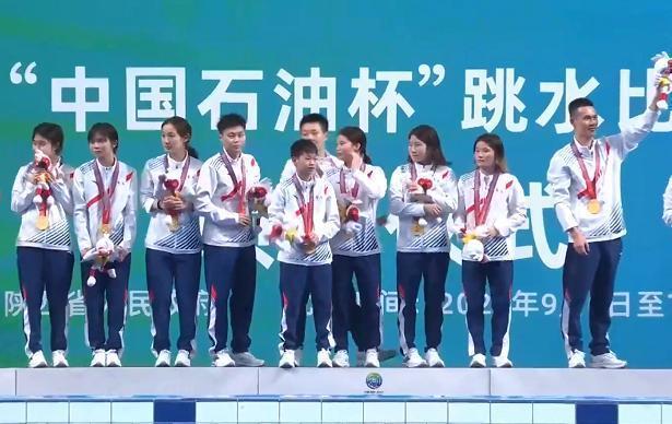 天才少女|32天后全红婵再夺冠!颁奖嘉宾和14岁天才唠不停,红姐被逗笑了