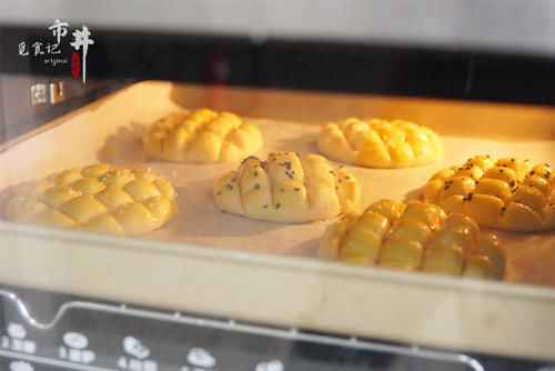 把玉米面倒进煮开的牛奶中，粗粮细作变“奶包”，真是越嚼越香