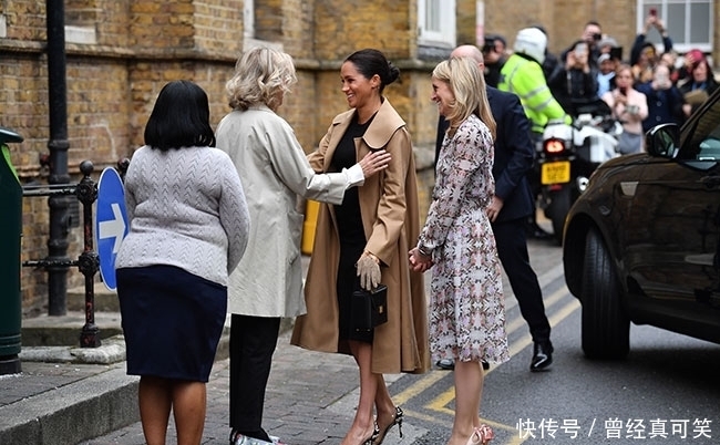 梅根王妃挺“孕妇肚”又穿黑色连衣裙!搭卡其色风衣,时髦又洋气