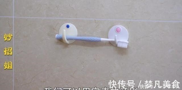 垃圾桶上粘一个挂钩,竟然有这么多用处!家里人都照着做!