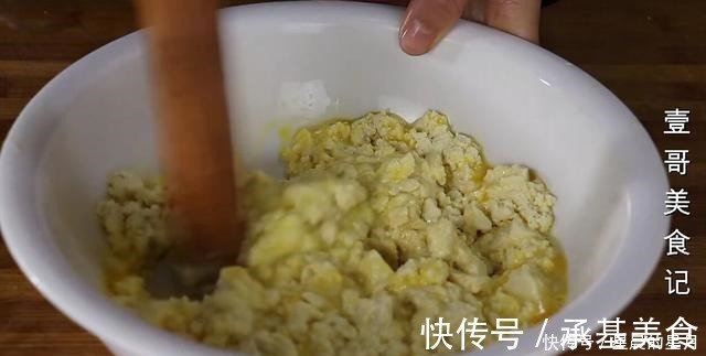 豆腐|豆腐我家从不红烧,简单一压一搅,出锅太香了,上桌连汤汁都不剩