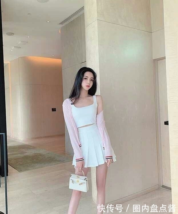 内衬 清新学院风,开衫搭配吊带短裙,低调不张扬