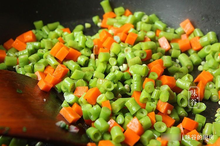 维生素p|炒茄子时，别直接下锅炒，多加这一步，茄子不油不发黑，下饭入味