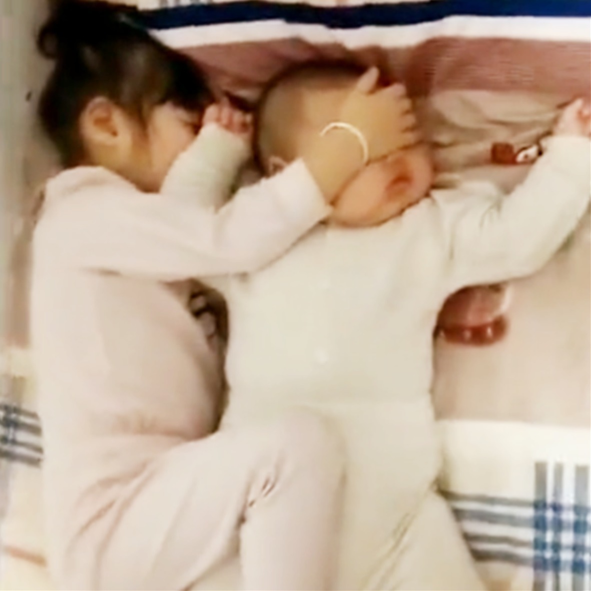 睡姿|姐弟情深,从这些“奇葩”睡姿就能看出来,一言不合就“腿锁喉”