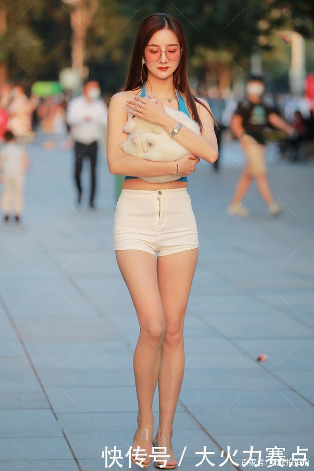 标签白色西装外套搭配白色超短裤,宽松休闲,优雅有气质