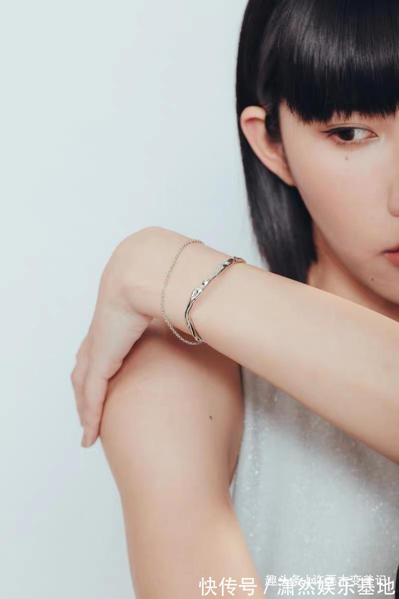 女人戴“手镯”还是“手表”好看?三个理由告诉你,戴错很尴尬!