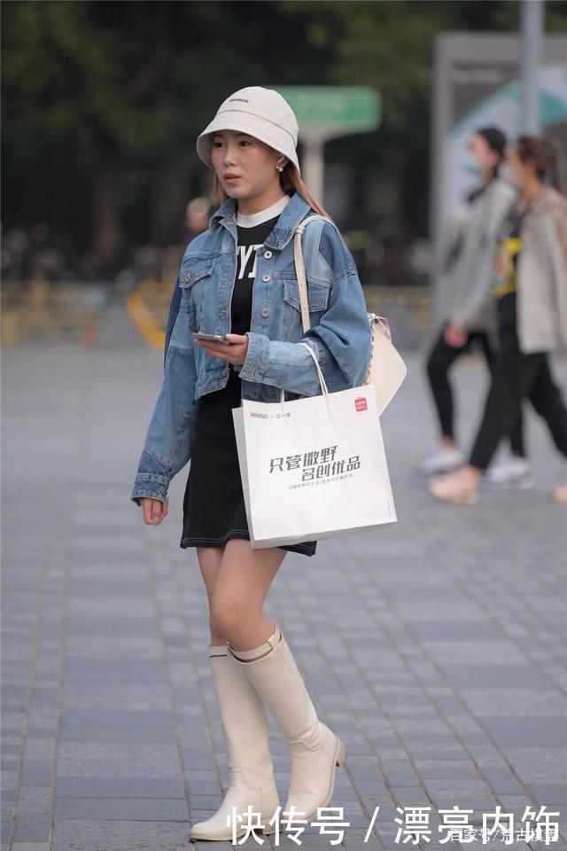 秋天的米色长靴,不是过膝的款式,搭配出清新的时尚美