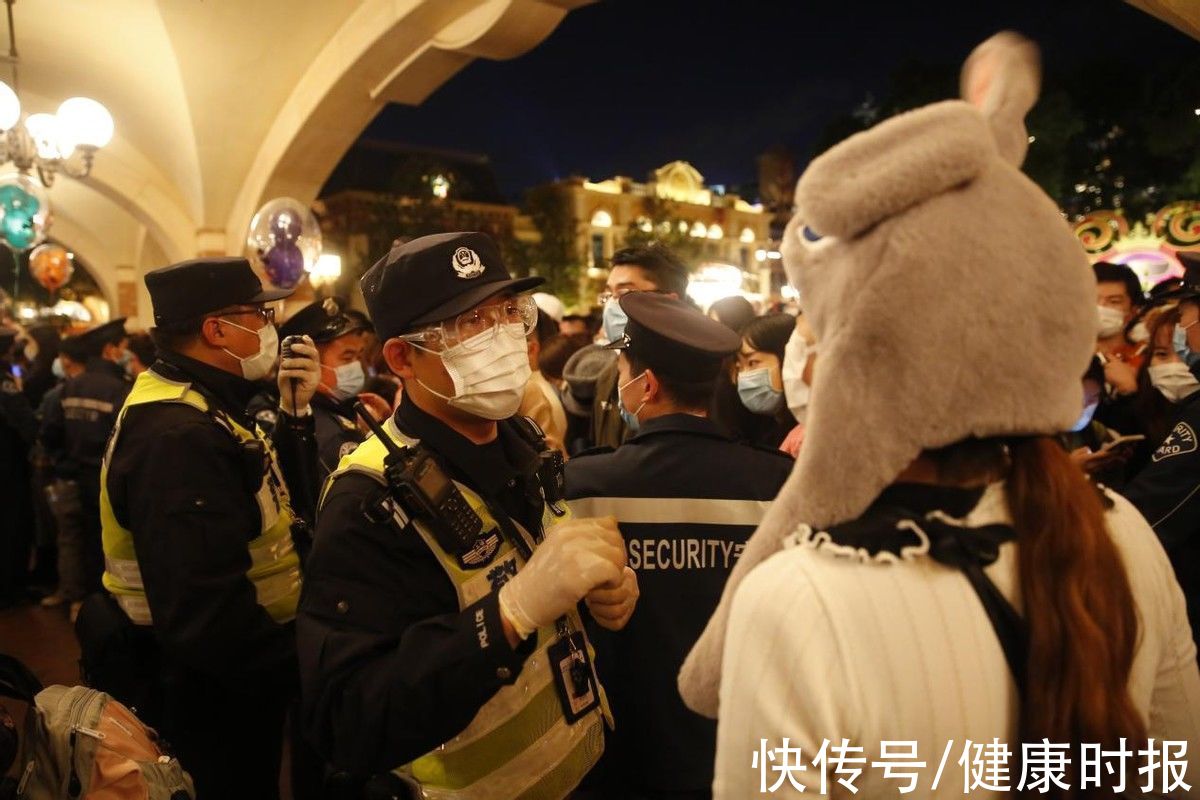 上海|上海迪士尼“小迪警官”：昨晚烟花照亮夜空，我们负责守护“童话”