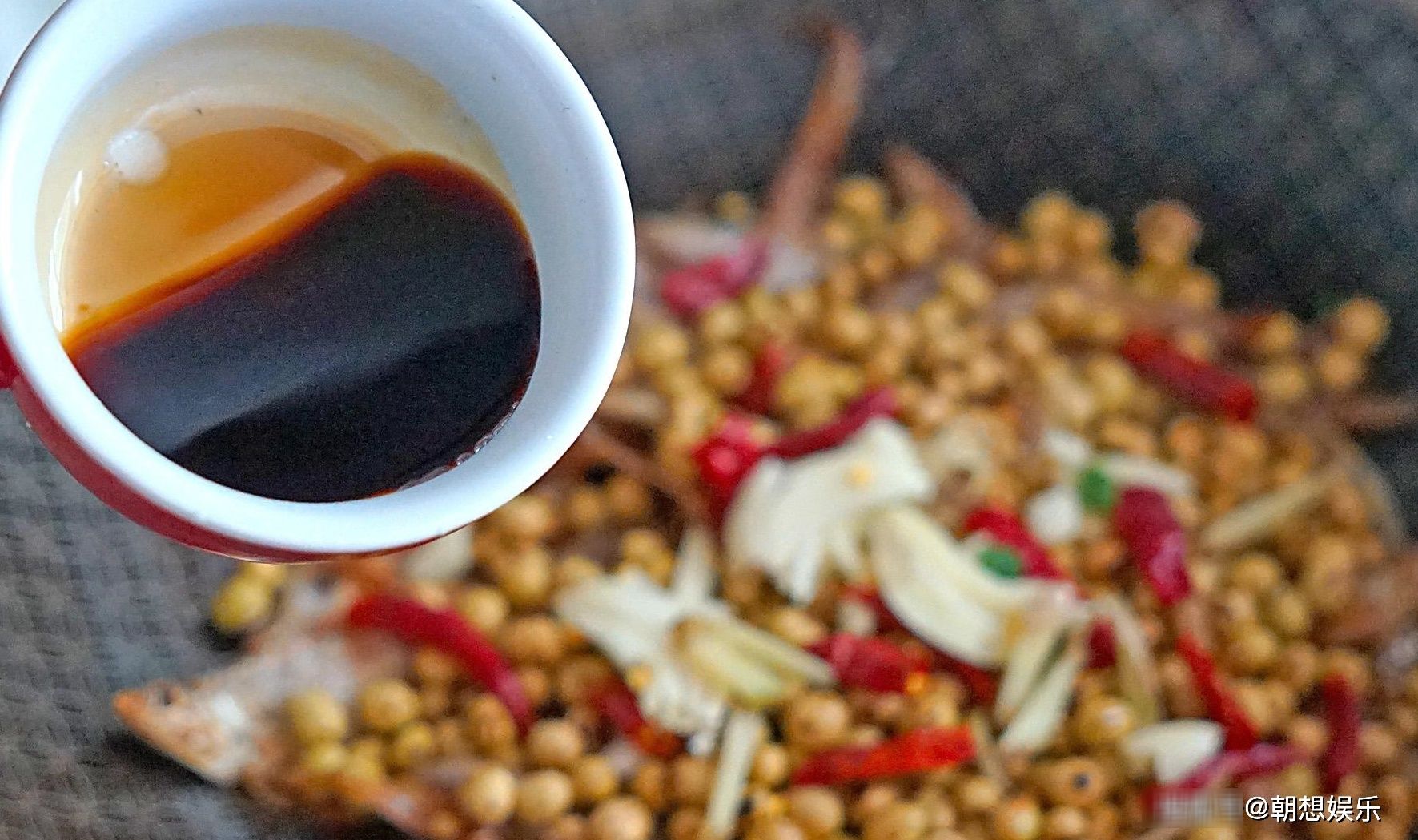 妈妈|黄豆和小鱼干这么熬,太香了!还没出锅,老公就看的直流口水