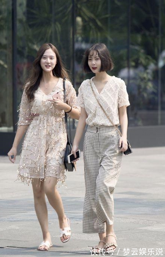 小蛮腰 姑娘黑色无袖背心凸显出纤细的腰身,凸显知性优雅