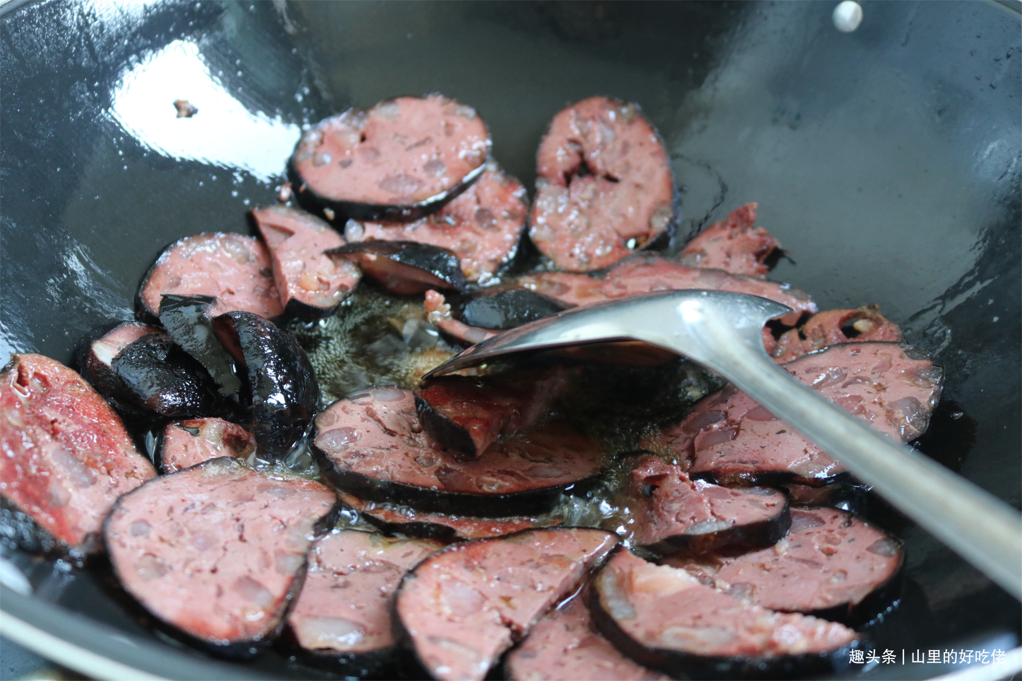 辣椒新吃法，焯水下锅炸一炸，外酥里软，拿来炒菜也算一绝了