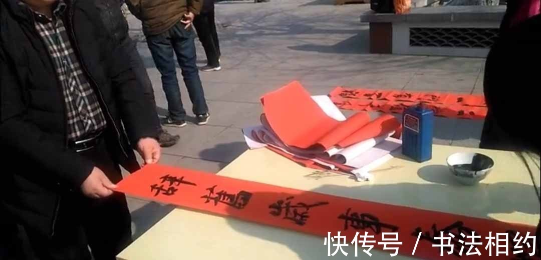 研究生#年味甚浓!书法女研究生街头写春联,遒劲有力,笔笔是功夫!