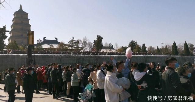 号称亚洲之最的大喷泉,就在大西安,音乐响起瞬间就被游客包围了