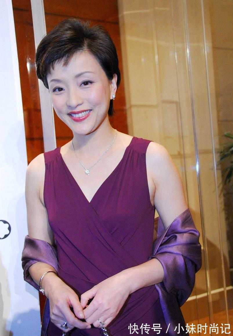 杨澜|杨澜随老公亮相真会打扮,穿深紫色连衣裙淡妆优雅大气,真高贵