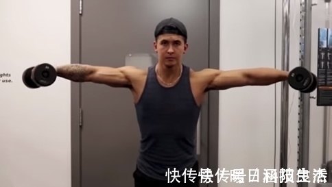 哑铃|如何锻炼出宽厚肩膀,需要调整哑铃侧平举,有效刺激三角肌中束