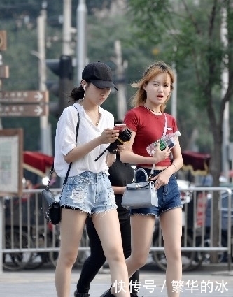 穿着|闺蜜逛街,都穿着短裤,是在比水腿长么?