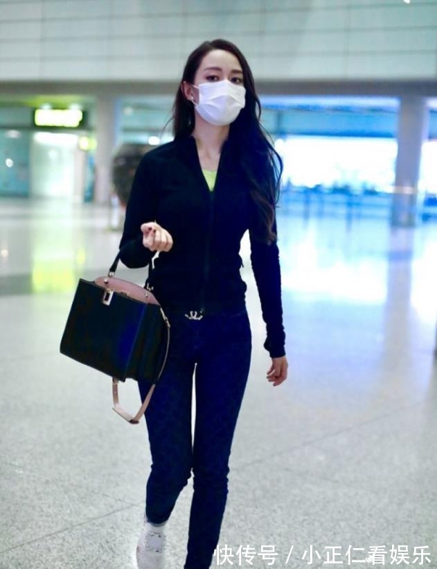 修身半袖 搭配淡色的修身半袖，衣服掖在牛仔裤子里面，烘托身体比例