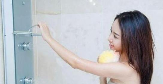 健康|女人洗澡时站着排尿对身体有影响吗？若想健康，两个习惯要坚持