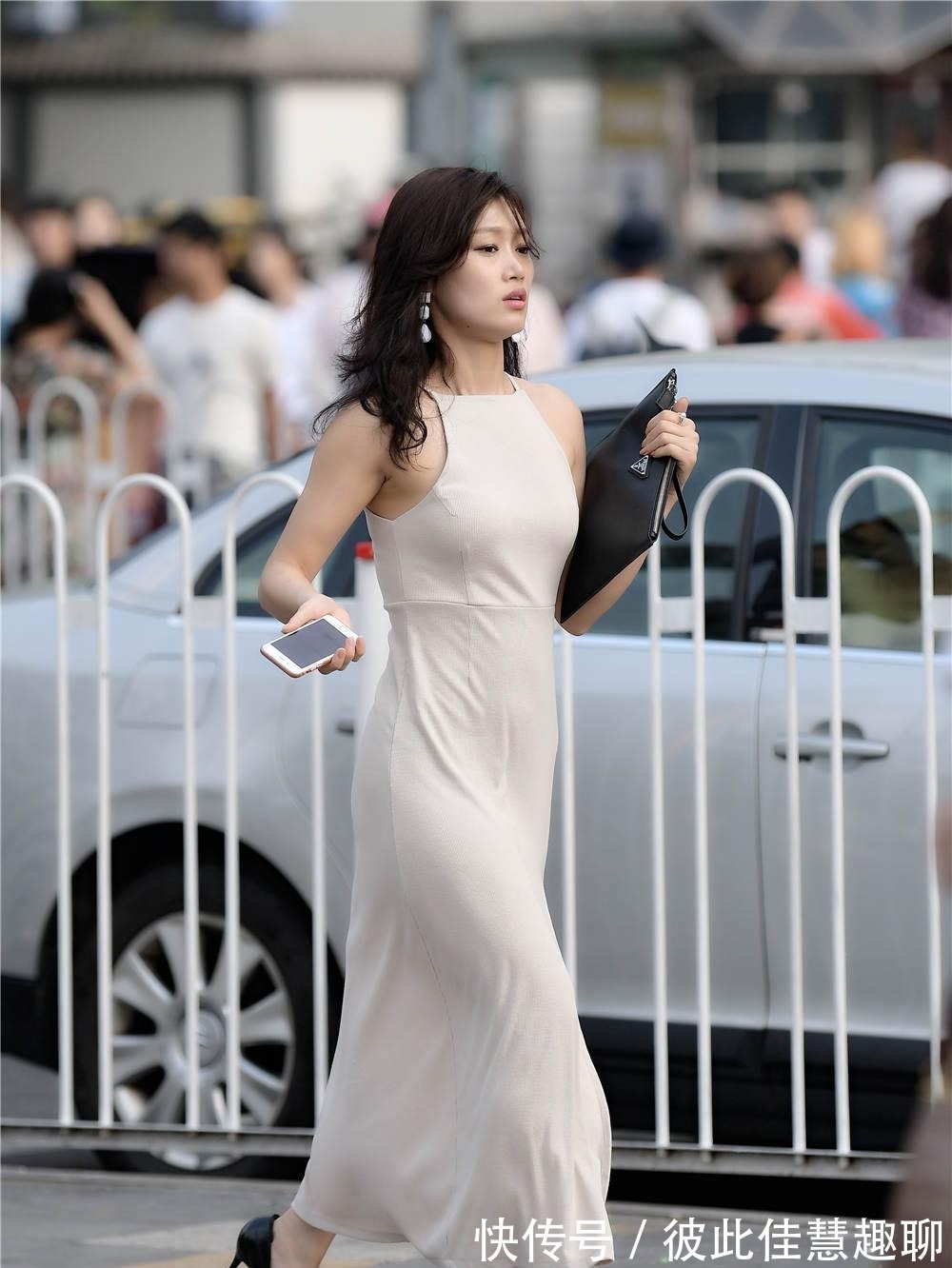 细跟鞋|修身连衣长裙,还是搭配尖头细跟鞋,细跟高一些会更好