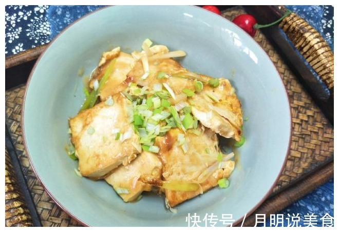 烧豆腐时，直接下锅容易碎，多加1步，豆腐完整又好吃