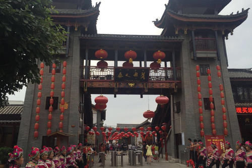 云南“受欢迎”的古镇，耗资32亿开发运营，媲美周庄游客不绝