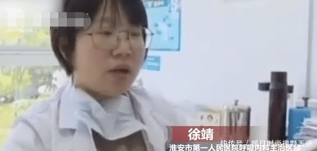 完架|男子和女友吵完架手指硬成"鸡爪" 医生: 气得中毒了