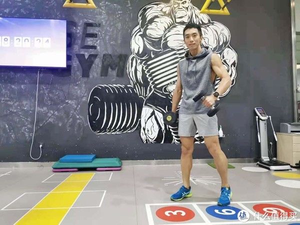 动作|健身成长手册 篇二十二：一对哑铃练遍全身肌群，14个哑铃健身动图，新手跟练起来