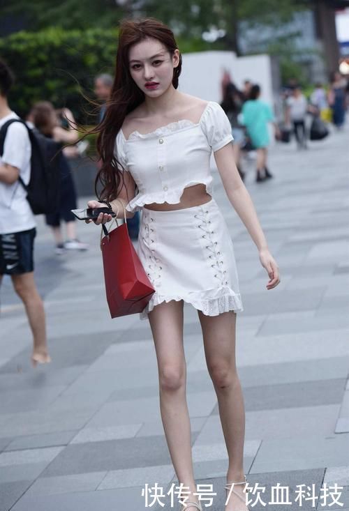 身材苗条的白富美,时尚穿搭白色修身A字裙,尽显美丽又大方