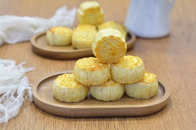 细砂糖|中秋节新宠，自制奶黄流心月饼，外皮酥香内馅醇香，百吃不厌