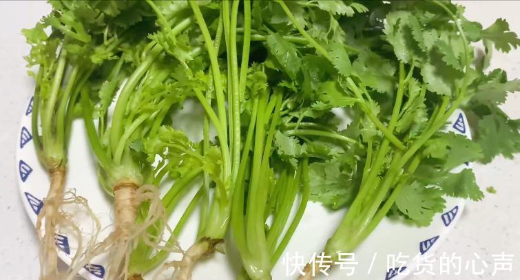 大爷|香菜吃不完怎么办?卖菜大爷教你2个土方法,放上一个月依然翠绿