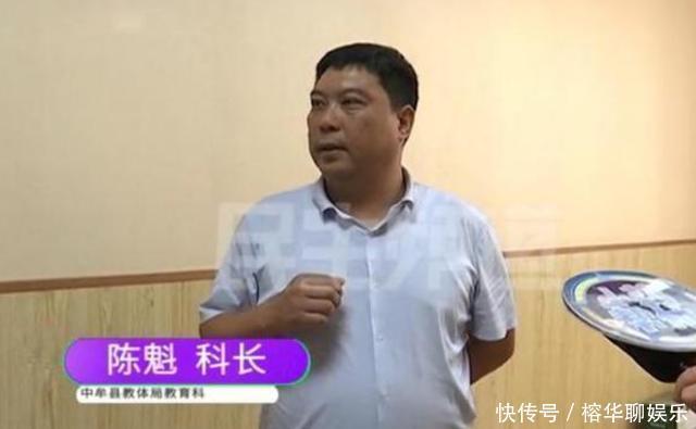 开学交10830元学费，刚半个月又要再交？家长：还让我们用信封