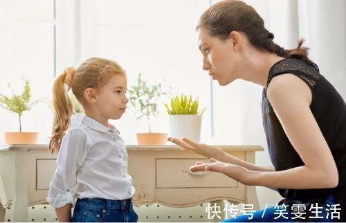 女儿|不放心女儿一人在门外,爸爸拉着2岁女儿进男厕,宝宝神吐槽真萌