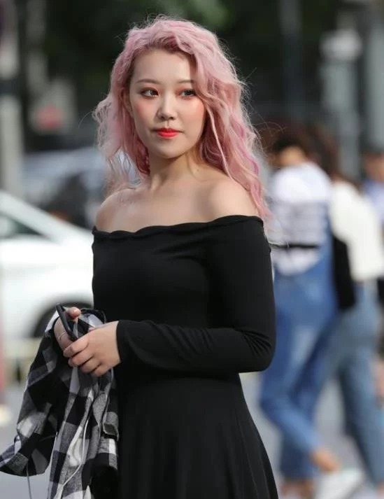 时尚|街拍:身材高挑的小姐姐,一条黑色的一字肩连衣裙,时尚魅力气质