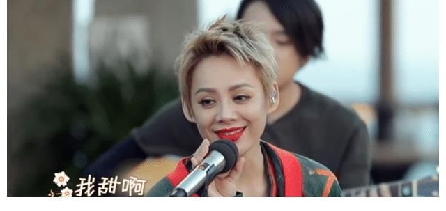 章子怡|当年蹲在张国立脚边说话,宁静表情谄媚,一旁的章子怡满脸不屑?