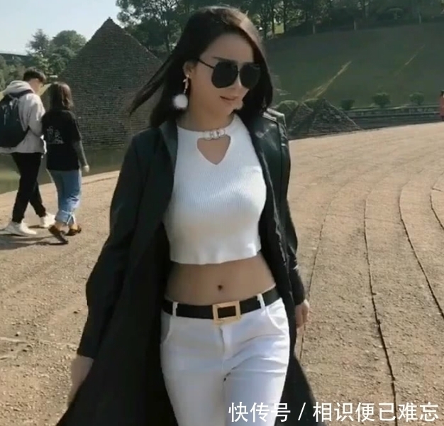 迷人|街拍:霸气美女时尚穿搭,好身材惹人注目,彰显迷人魅力