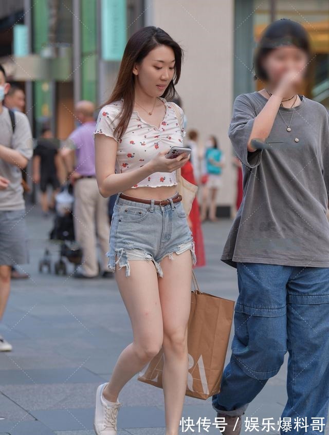 小姐姐 小玫瑰花印花上衣搭配破洞裤,性感俏皮,随性舒适!