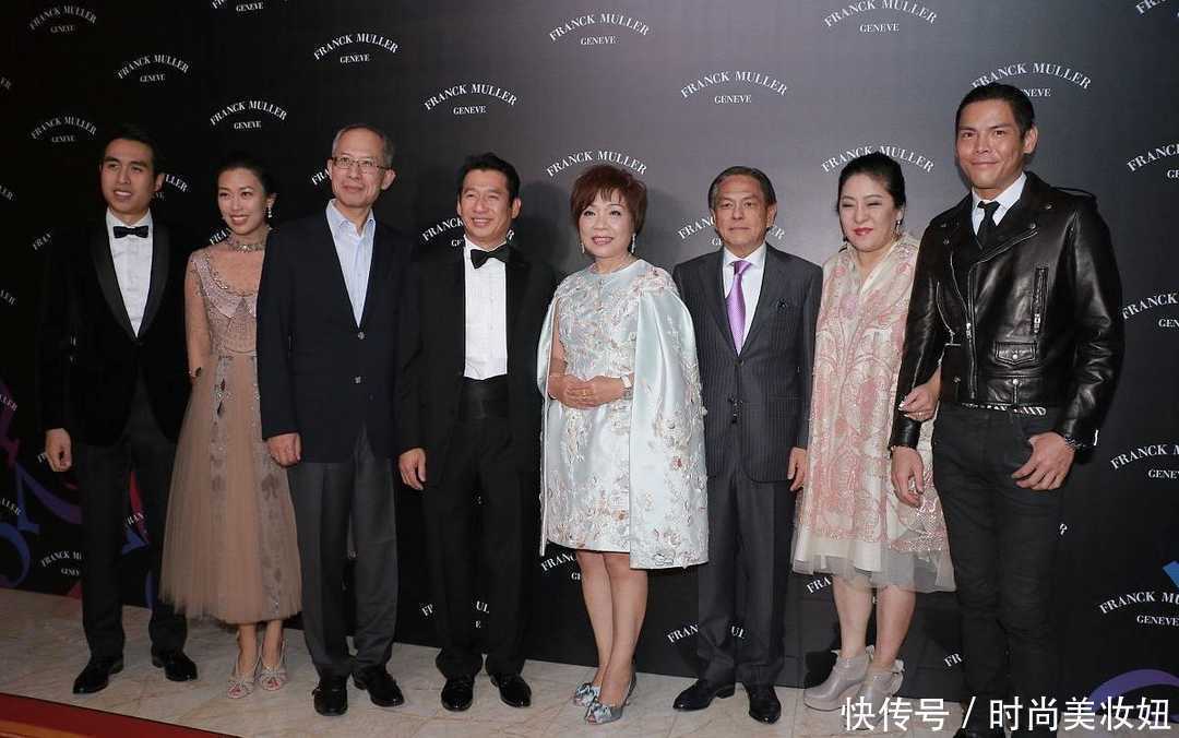 版型|向太这回真长脸了,一袭粉色娃娃裙配丸子头洋气减龄,气质绝了