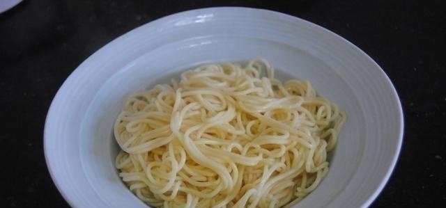 教你面条的新吃法，比煮着吃好吃一百倍，做法简单，5分钟早餐！