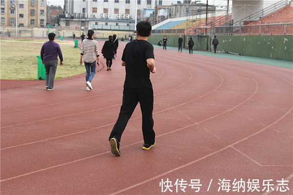 睡眠质量|40岁中年男子,每天坚持夜跑4公里,2年之后,他得到了什么