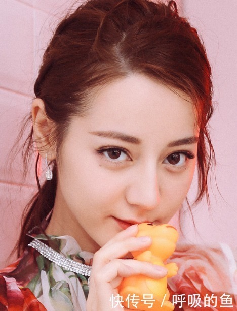 丸子头已经不实行了,今年流行苹果头,减龄显脸小