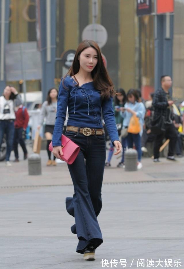 破洞牛仔裤|街拍身材高挑的美女,简单的背心搭配休闲牛仔裤,清爽大方