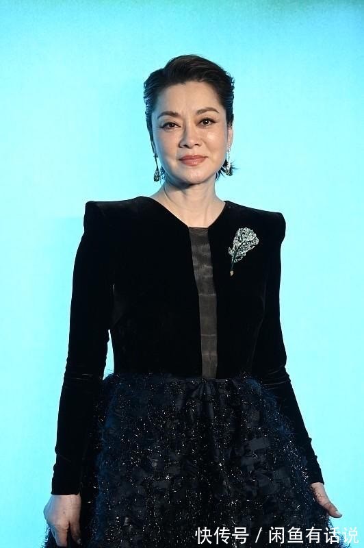 裙装|毛阿敏从容面对衰老，穿黑色长裙梳大背头，皱纹明显气场仍强大